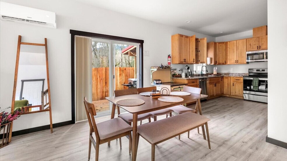 Building Photo - 313 Skate Creek Rd N