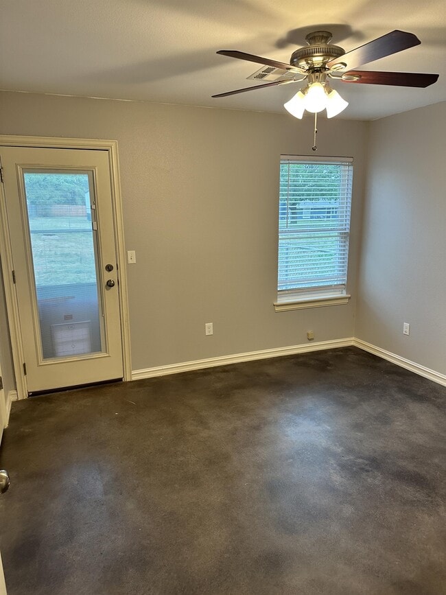 Building Photo - 4106 Maple Dr