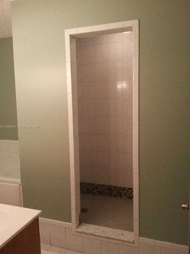 Building Photo - 1575 NE 38th St