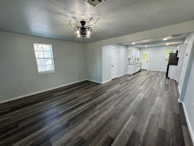 Building Photo - Move in special: Guthry Beautiful 3 bedroom
