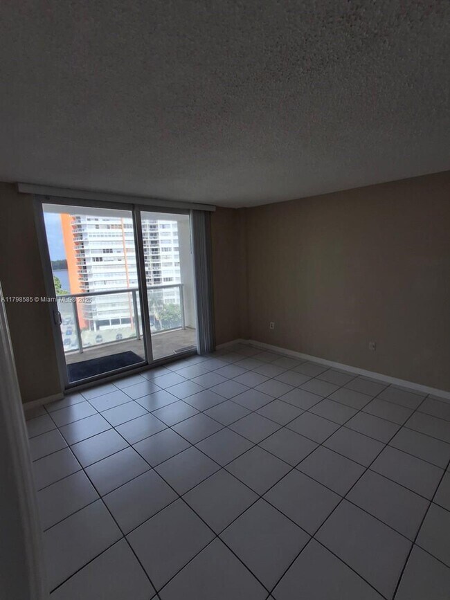 Building Photo - 1351 NE Miami Gardens Dr