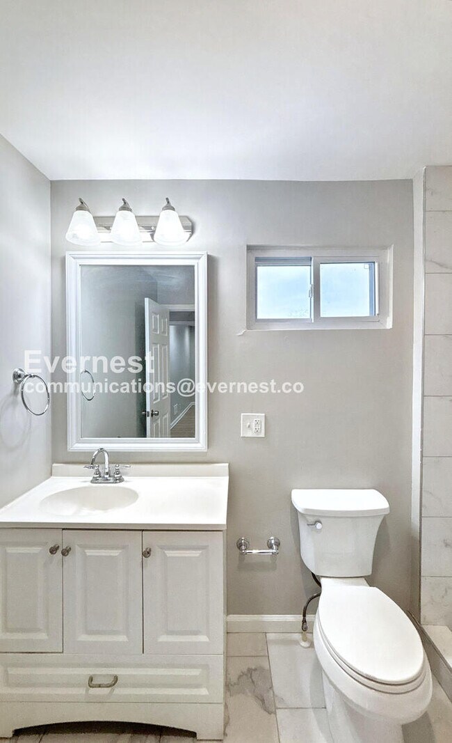 Building Photo - 3 Bed/1.5 Bath Home with Fenced Yard / Pet-Friendly / Available Now!