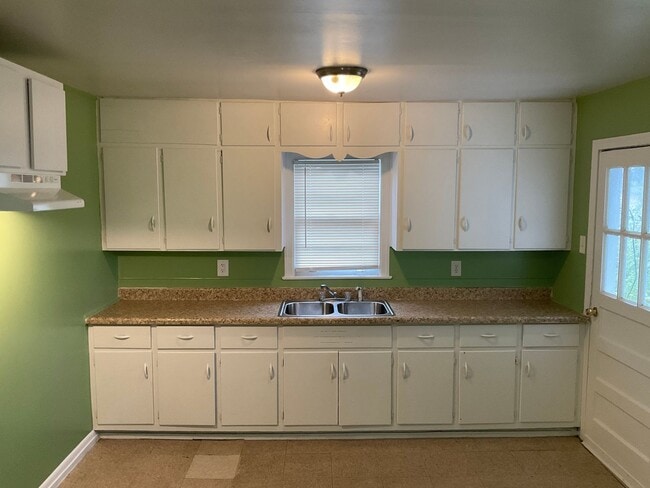 Building Photo - MOVE IN SPECIAL!!