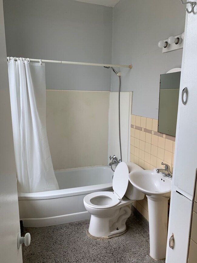 Building Photo - Large one room efficiency with large kitchen