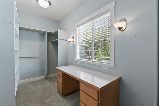 Building Photo - 3 Bedroom 3 Bathroom Home in Desirable Eag...
