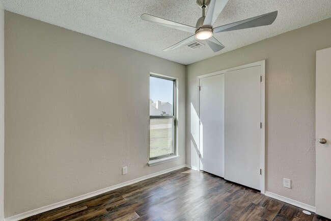 Building Photo - Home Like Living at Apartment Prices