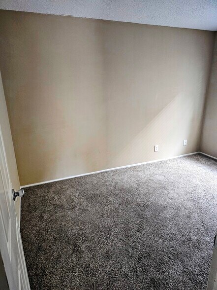 Building Photo - 2405 Sunny Ln