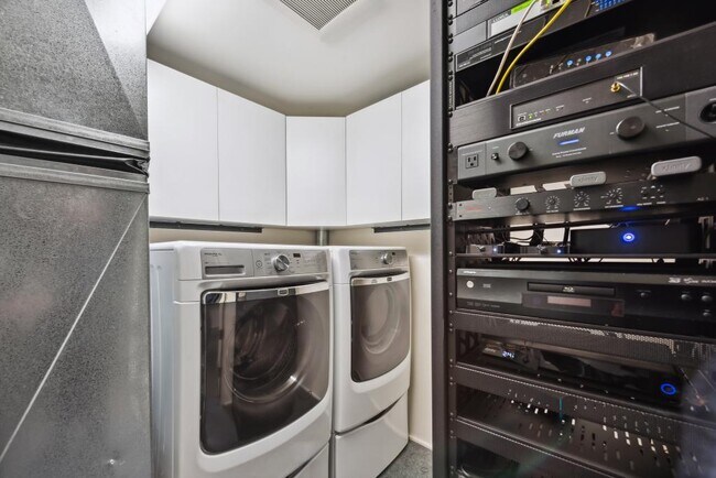 Building Photo - Millennium Tower - 2 bedrooms + den