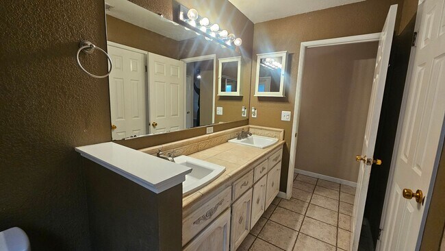 Building Photo - Great NW home with POOL & SOLAR!