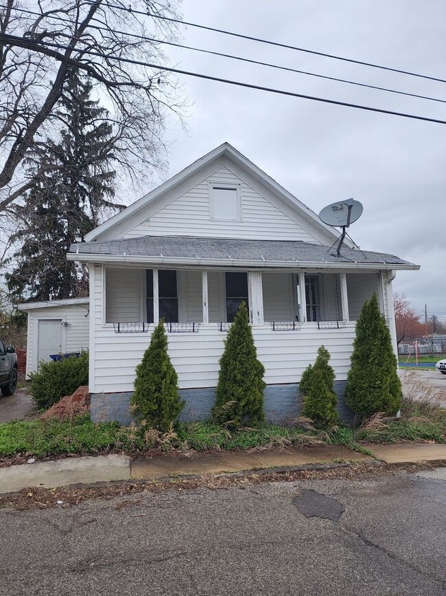 Building Photo - One Bedroom House For Rent
