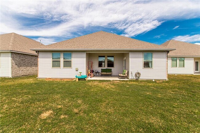 Building Photo - 717 W Lakeshore Landing Dr