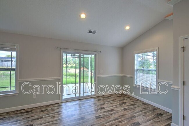 Building Photo - 1303 Lindale Pl