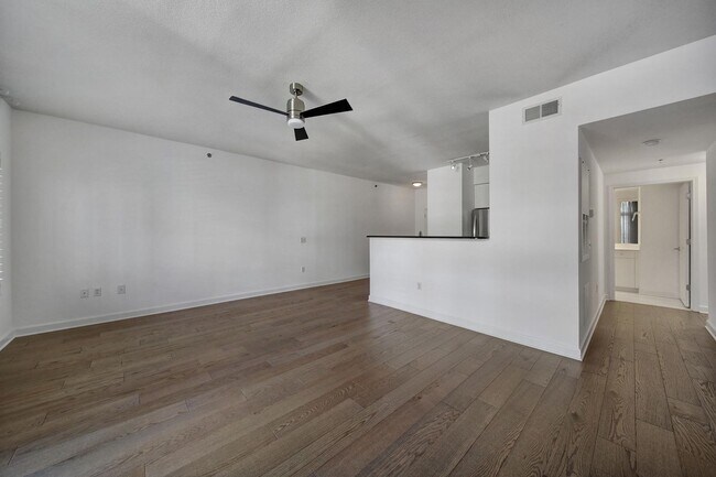 Building Photo - Beautiful 2 Bed 2 Bath Condo in Dilworth!