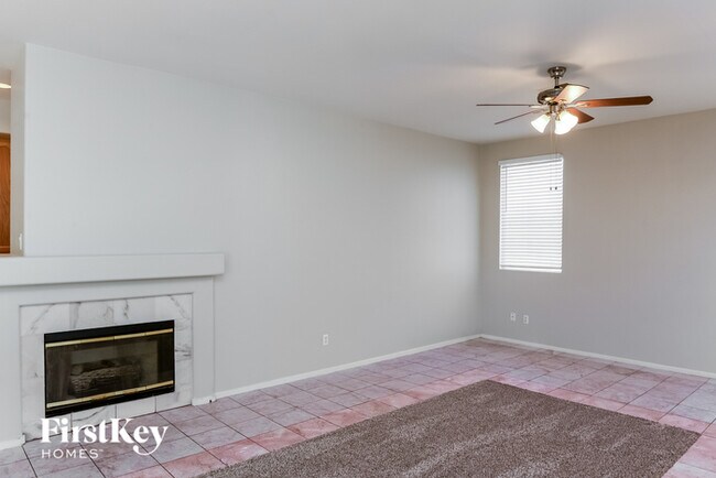 Building Photo - 820 Crescent Moon Dr