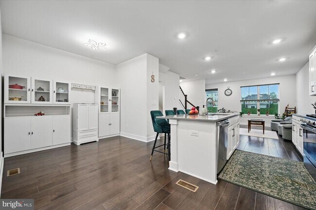 Building Photo - 825 Pecan Rd