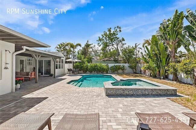 Building Photo - 14024 N Bayshore Dr