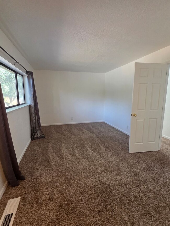 Building Photo - 3-Bedroom Condo Near Columbia Jr. College