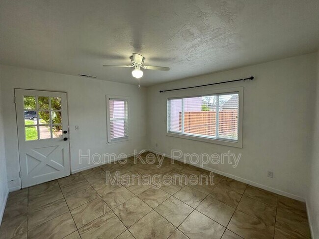 Building Photo - 116 S 100 W St