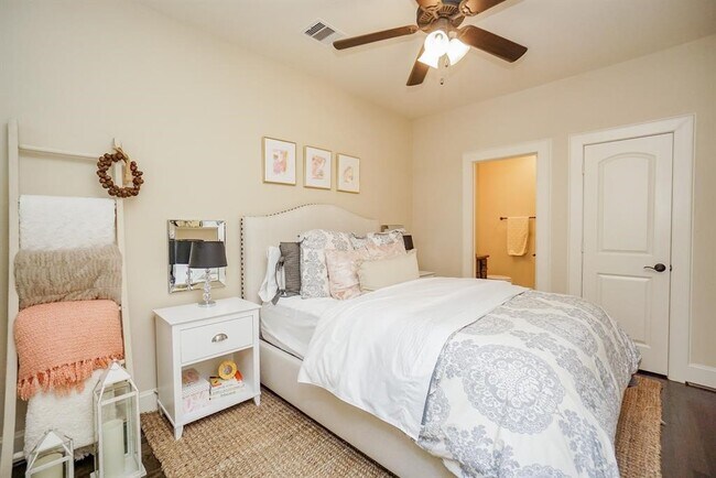 Building Photo - 1108 Peveto St