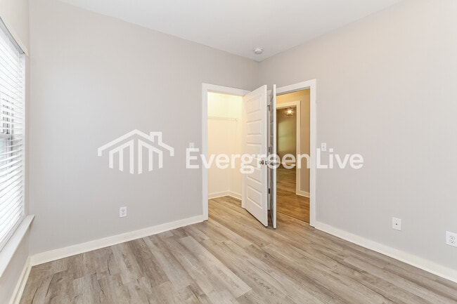 Building Photo - 177 Park Dr N