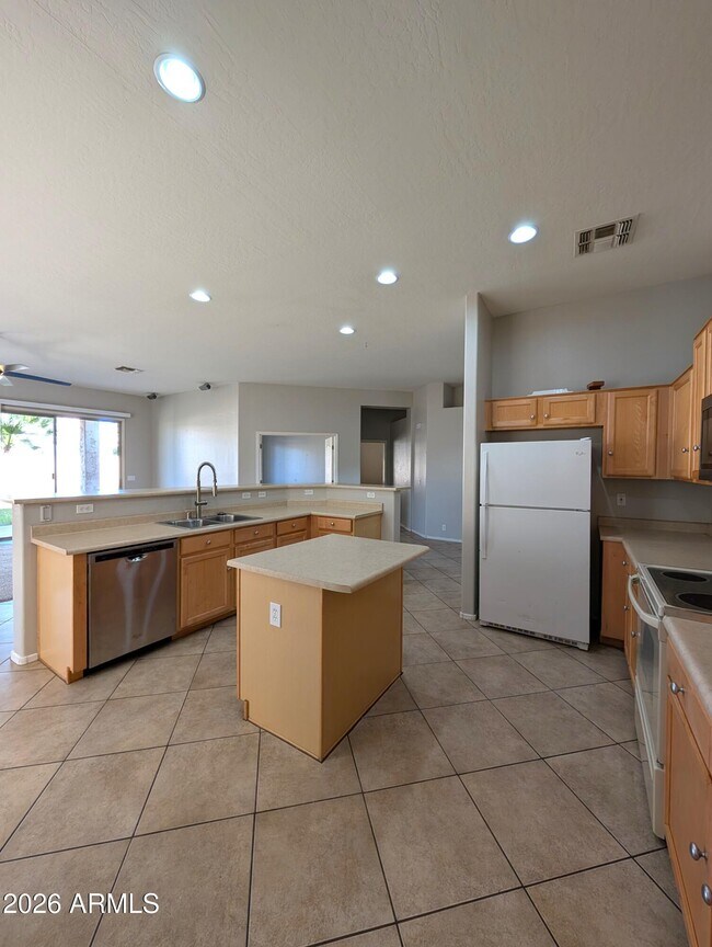 Building Photo - 2224 E Detroit St