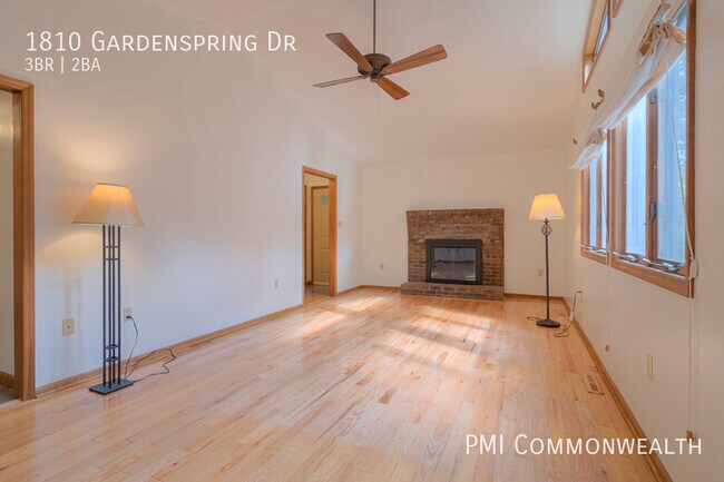 Building Photo - 3 Bed / 2 Bath Single Family (Available 7/...