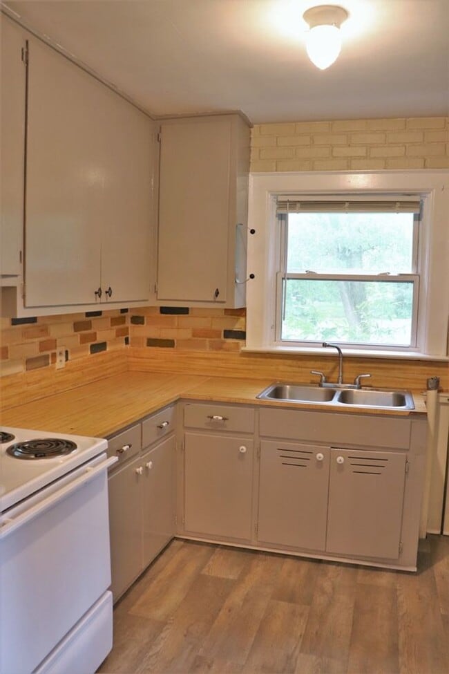 Building Photo - Charming 2-bedroom waiting to be yours !!