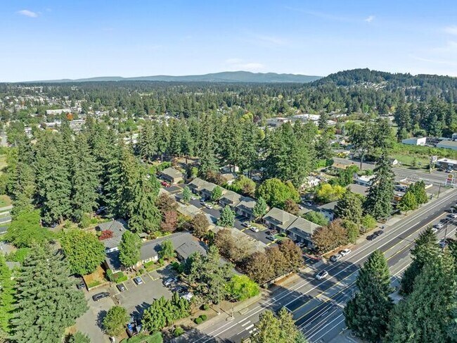 Building Photo - Large 2 bed 1.5bath townhouse