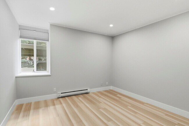 Building Photo - Move-In Ready 2 Bedroom/1 Bathroom Condo in The Heart of Mountain View!