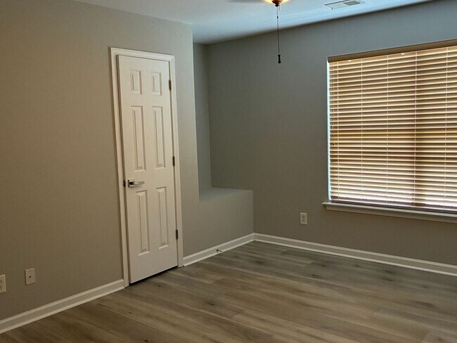 Building Photo - 1201 Eagle Creek Dr
