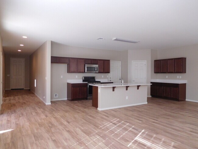 Building Photo - Naturally Well-Lit 4 bed/3 bath Single-Fam...