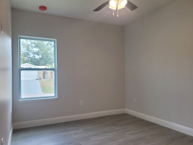 Building Photo - 4 Bedrooms and 2 Bathrooms