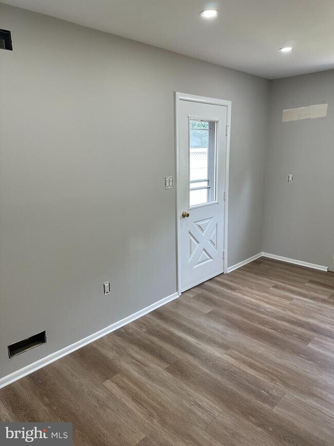 Building Photo - 18 Madison St