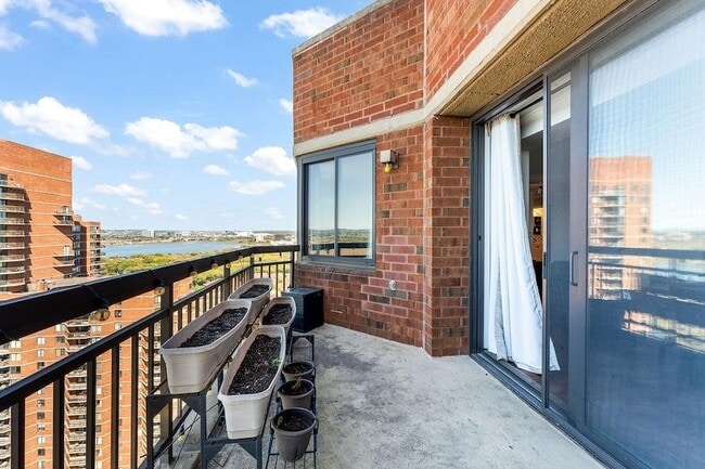 Building Photo - 2110 Harmon Cove Tower