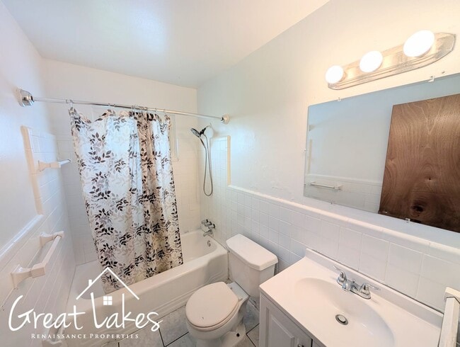 Building Photo - Charming 3 Bedroom 2 Bathroom now availabl...