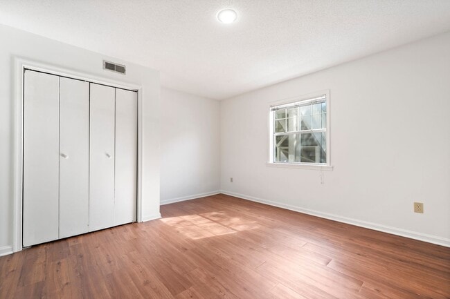 Building Photo - Ground Floor 2bed, 2bath Condo in Kensingt...