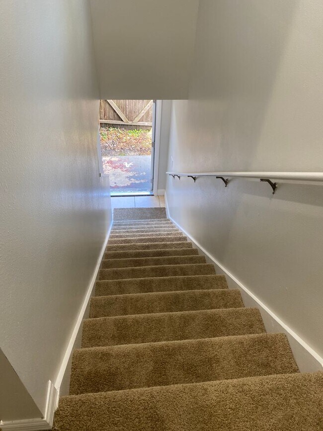 Building Photo - Spacious 2 bedroom, 2 bath duplex located ...