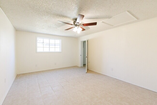 Building Photo - Spacious Backhouse Near Texas Tech, and Medical Centers!!