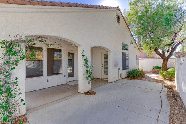 Building Photo - WONDERFUL 3 BEDROOM PLUS DEN 1 STORY HOME. CASITA WITH OWN BATHROOM! GATED COMMUNITY!