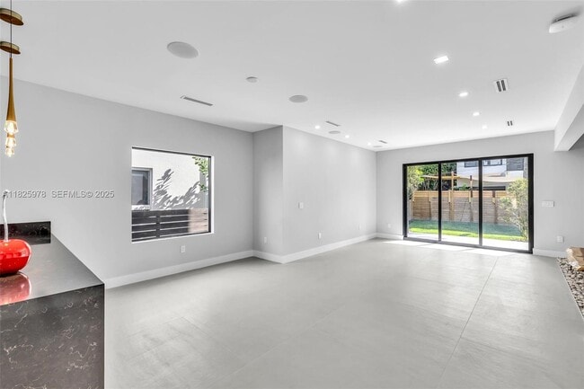 Building Photo - 808-810 SW 9th St