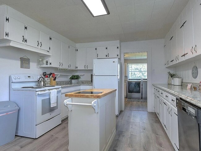 Building Photo - 1601 Cherokee Rd