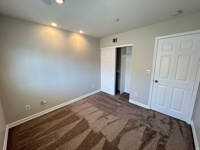 Building Photo - Updated 3 Bed/2.5 Bath Townhome in Gate Community in Anaheim