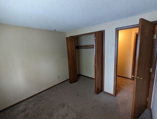 Building Photo - 5851 Meadowhurst Way