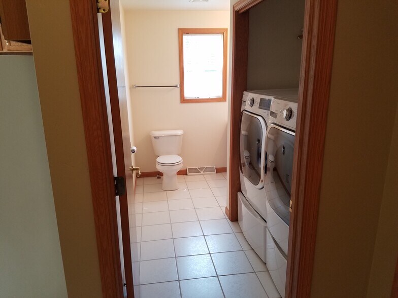 Building Photo - 3290 Windland Dr