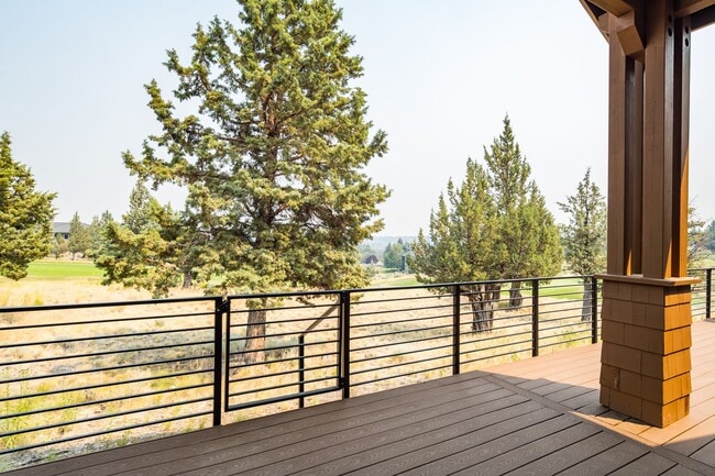 Building Photo - Beautiful Eagle Crest Home with Stunning Views and High-End Features!