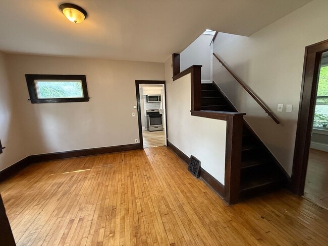 Building Photo - 3 bedrooms 2 bath house, Available sept 1st
