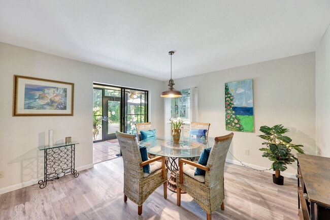 Building Photo - Partially Furnished 3BR/2BA Condo in Pineb...