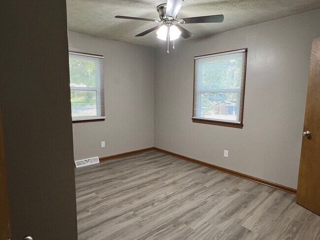 Building Photo - Recently Remodeled 3 Bed / 2 Bath near Mercy Hospital