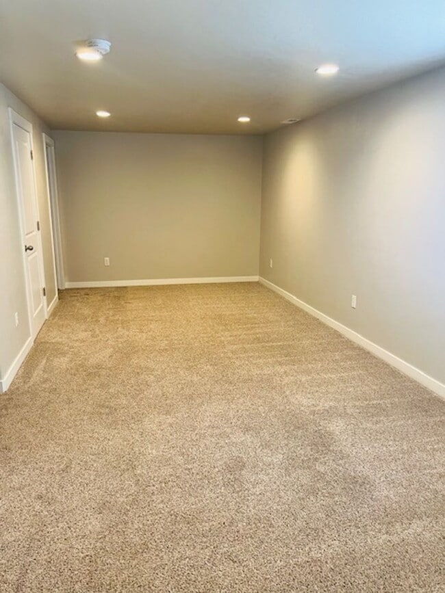 Building Photo - Beautiful home with central air and 2 car garage.