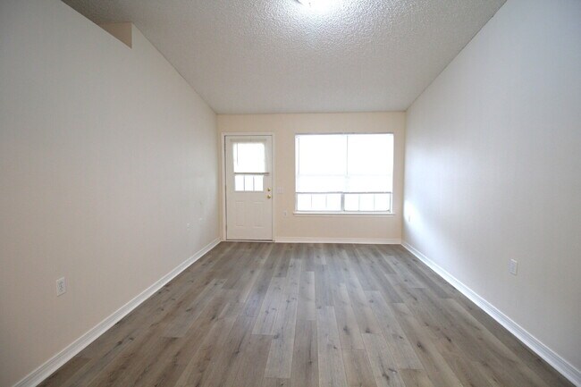 Building Photo - 2-Bedroom, 1-Bath Attached Home in Nantucket Place – Prime Location with Open Layout, Fenced Back...